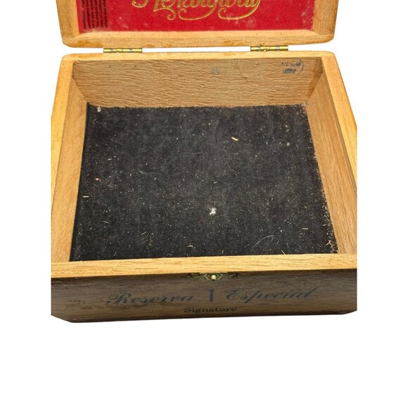 Hemingway Handmade Cigar Box - Signature Reserva Especial - Fancy Wood Stash Box - Picture 8 of 9